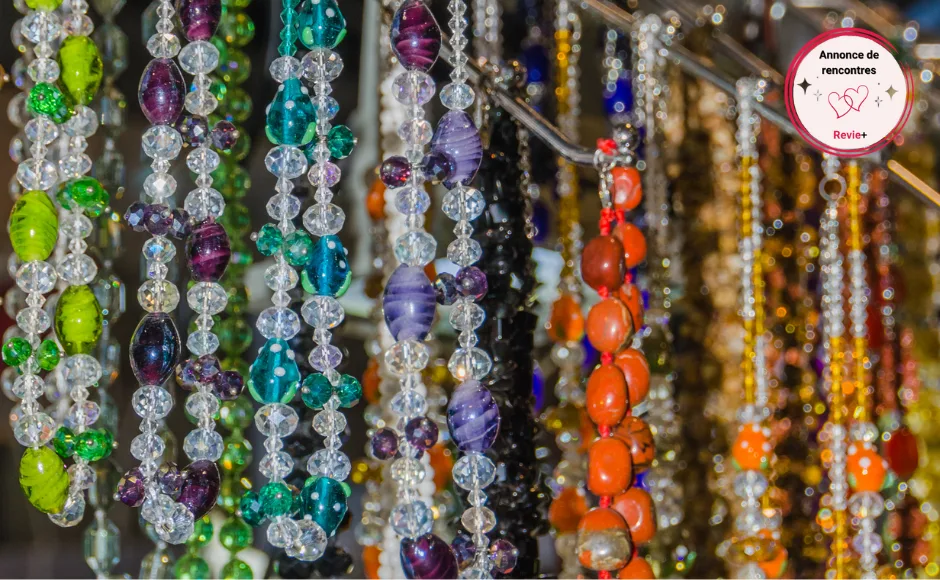 Des bijoux posés sur la table à Laon 💍✨