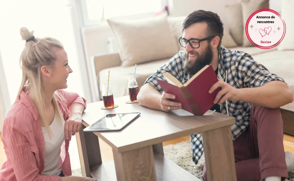 Un livre ouvert sur la table à Mortagne-au-Perche 📚☕